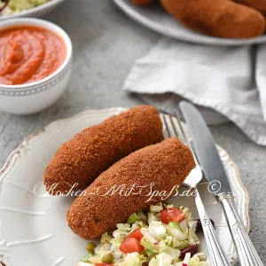 Kartoffelkroketten mit Möhren, Mais und Erbsen