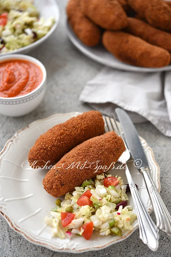 Kartoffelkroketten mit Möhren, Mais und Erbsen