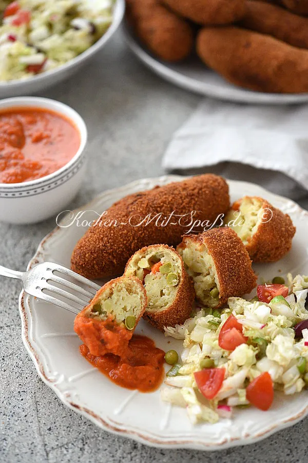 Kartoffelkroketten mit Möhren, Mais und Erbsen