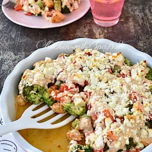 Hähnchen-Brokkoli-Auflauf mit Tomaten und Feta