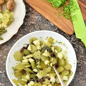 Surówka z ogórków kiszonychSalzgurken-Salat mit Apfel und Rosinen