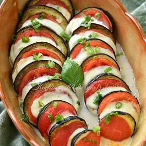 Überbackene Aubergine mit Tomaten und Mozzarella