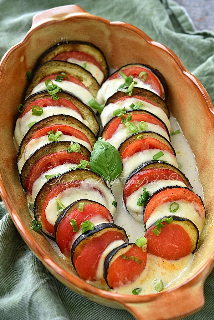 Überbackene Aubergine mit Tomaten und Mozzarella