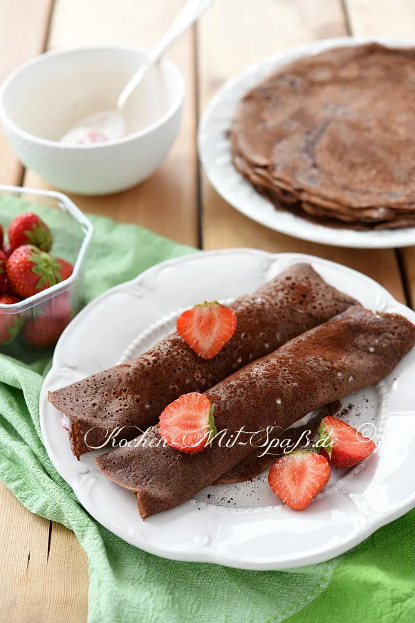 Schoko- Pfannkuchen mit körnigem Frischkäse und Früchten