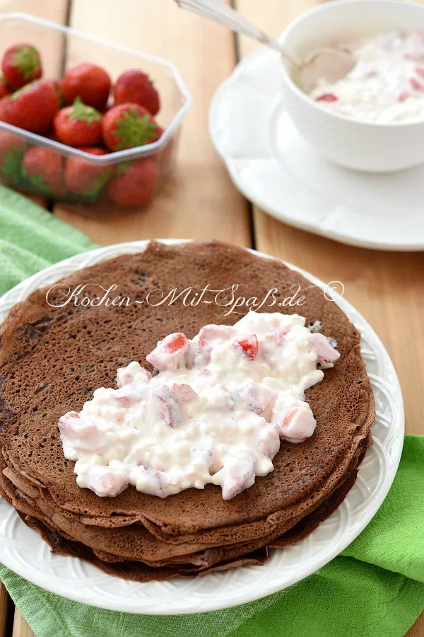 Schoko- Pfannkuchen mit körnigem Frischkäse und Früchten