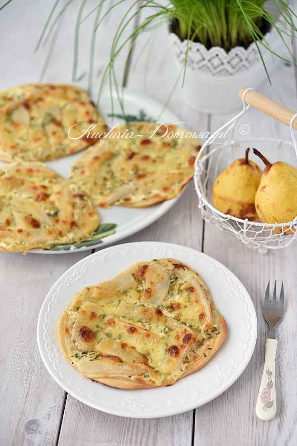 Flammkuchen mit Birnen und Mozzarella