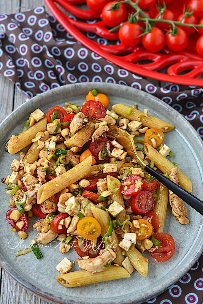 Nudelsalat mit Hähnchen Nudelsalat mit Hähnchen