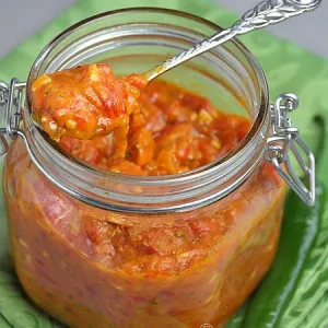 Mus aus gekochter Paprika und Tomaten