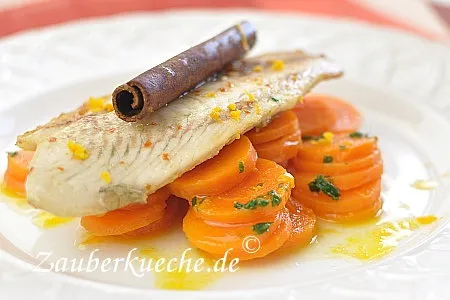 Gebratenes Fischfilet auf Karotten