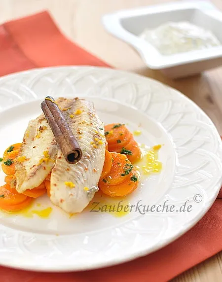 Gebratenes Fischfilet auf Karottengemüse