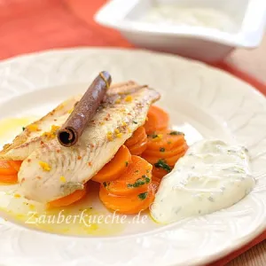 Gebratenes Fischfilet auf Karottengemüse