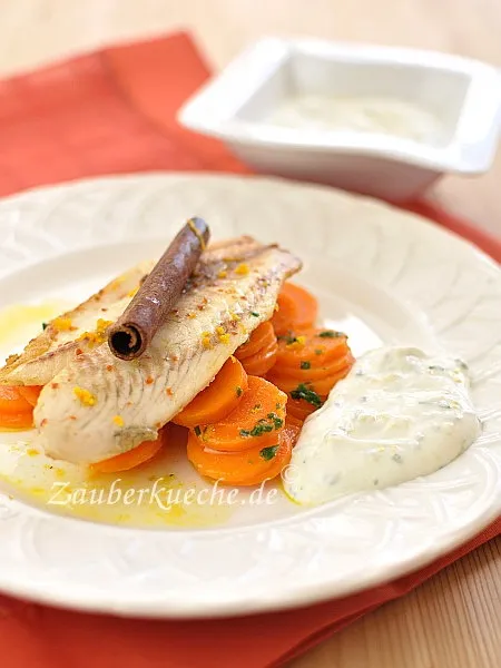 Gebratenes Fischfilet auf Karottengemüse