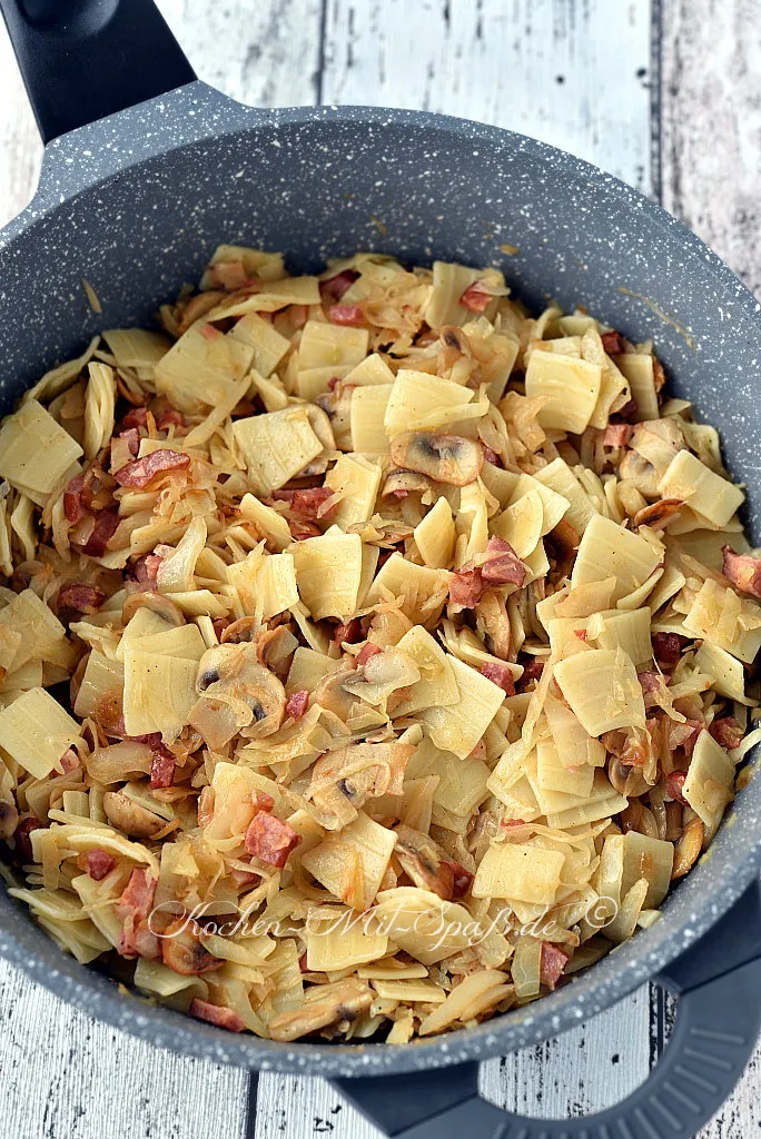 Krautnudeln mit Weißkohl und Champignons