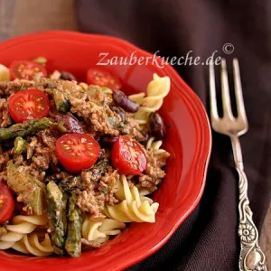 Nudeln mit Hackfleisch und Spargel