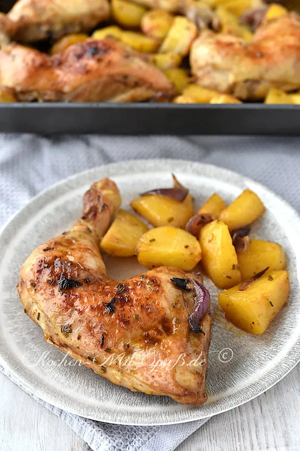 Hähnchenschenkel mit Kartoffeln aus dem Backofen