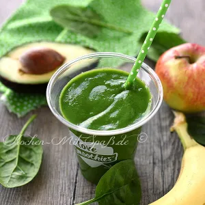 Grüner Smoothie mit Spinat, Banane und Avocado