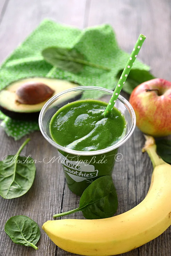 Grüner Smoothie mit Spinat, Banane und Avocado