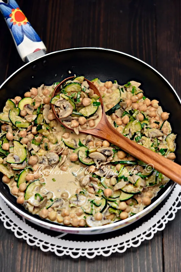 Zucchini-Kichererbsen-Curry mit Champignons