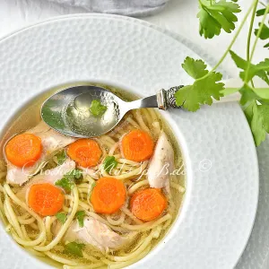 Hühnersuppe mit Nudeln