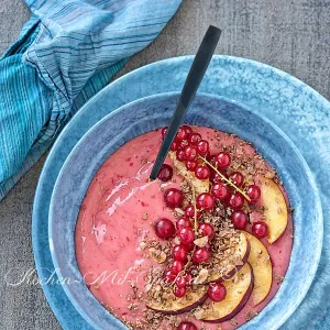 Johannisbeer-Pfirsich-Smoothie-Bowl