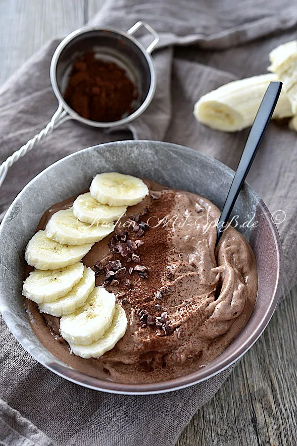 Schoko-Bananen-Erdnussbutter-Smoothie Bowl