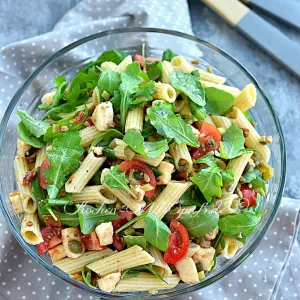 Nudelsalat mit Rucola, Mozzarella und Tomaten