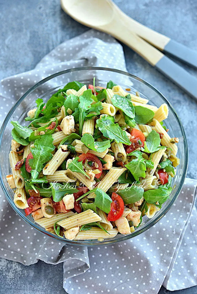 Nudelsalat mit Rucola, Mozzarella und Tomaten