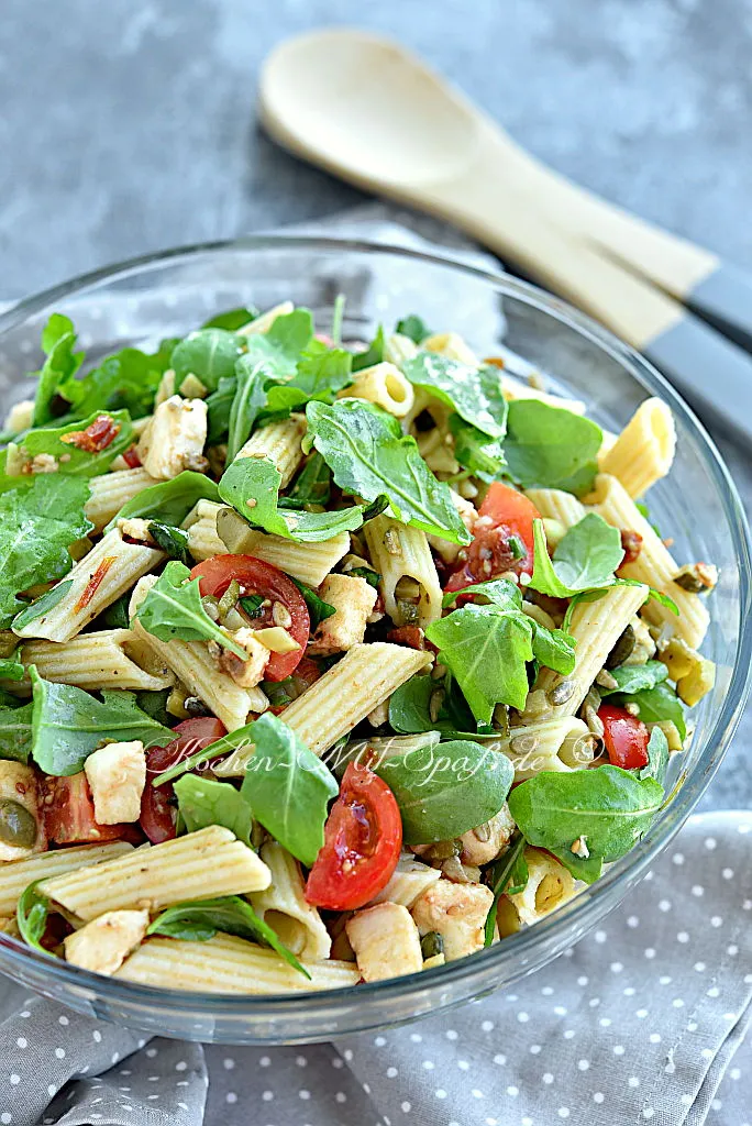 Nudelsalat mit Rucola, Mozzarella und Tomaten