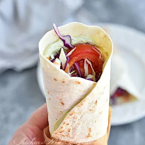 Wraps mit Kohl und Avocadocreme