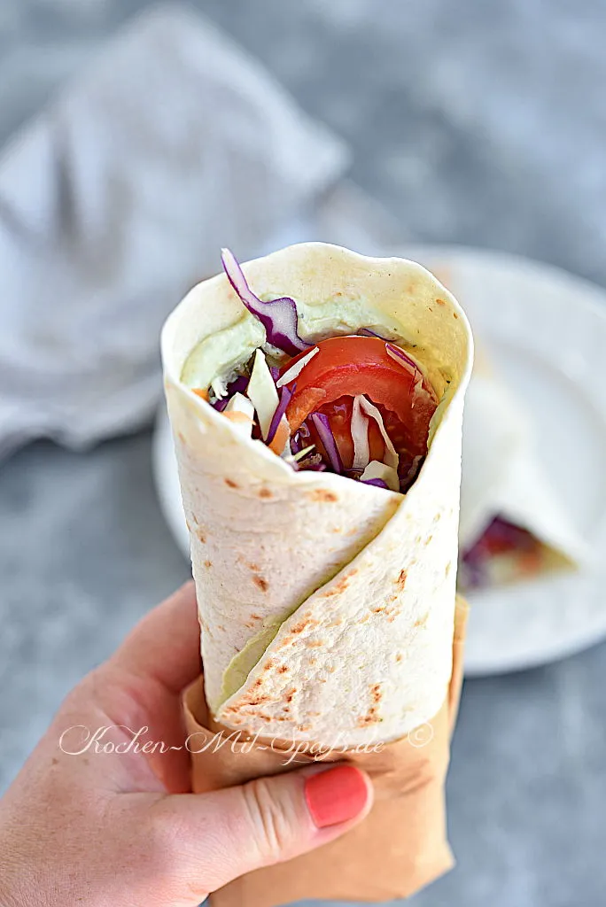 Wraps mit Kohl und Avocadocreme