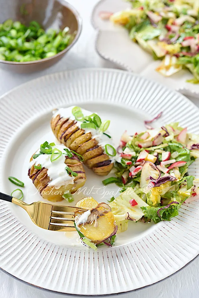 Hasselback-Kartoffeln mit Champignons und Zwiebeln