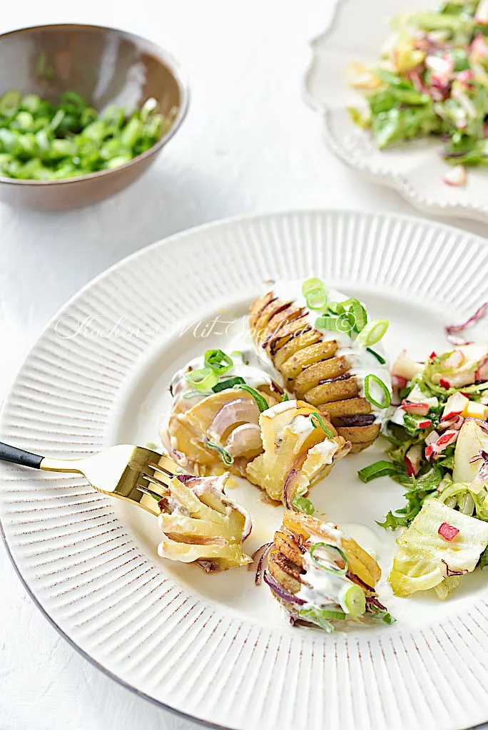 Hasselback-Kartoffeln mit Champignons und Zwiebeln