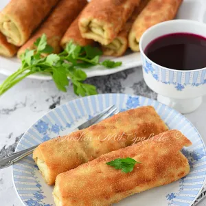 Panierte Pfannkuchen mit Champignons, Ei und Käse