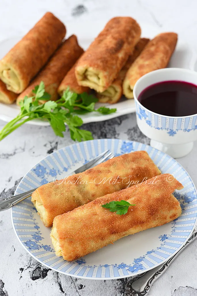 Panierte Pfannkuchen mit Champignons, Ei und Käse