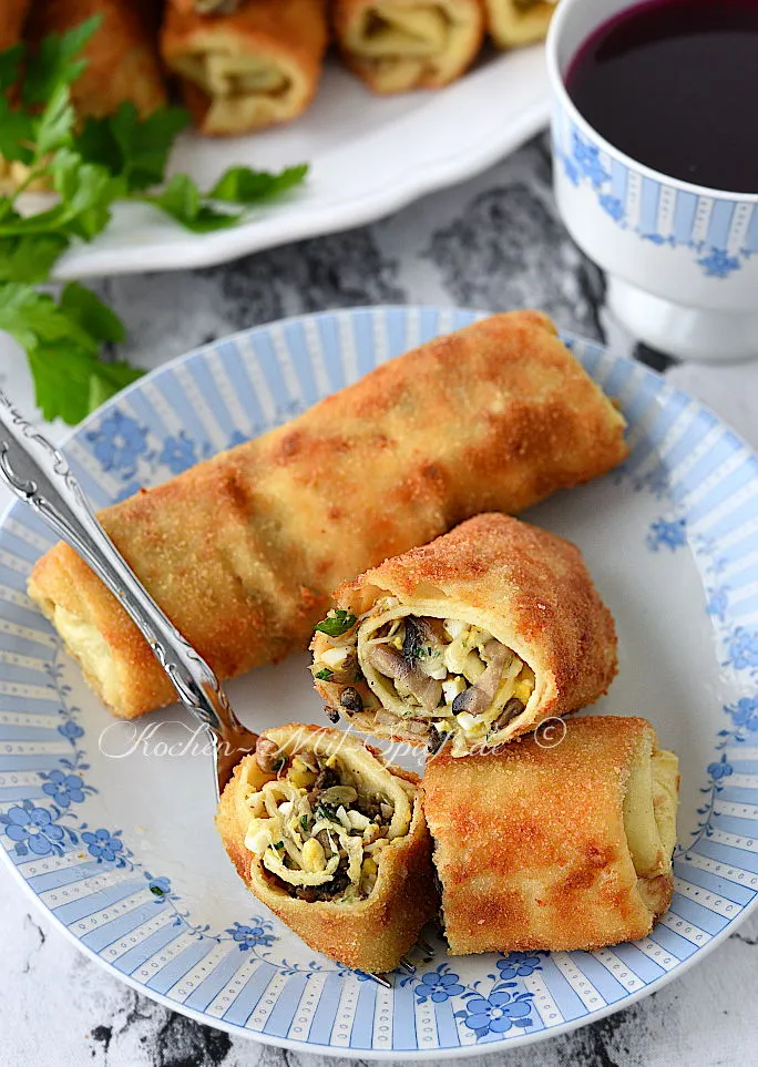 Panierte Pfannkuchen mit Champignons, Ei und Käse