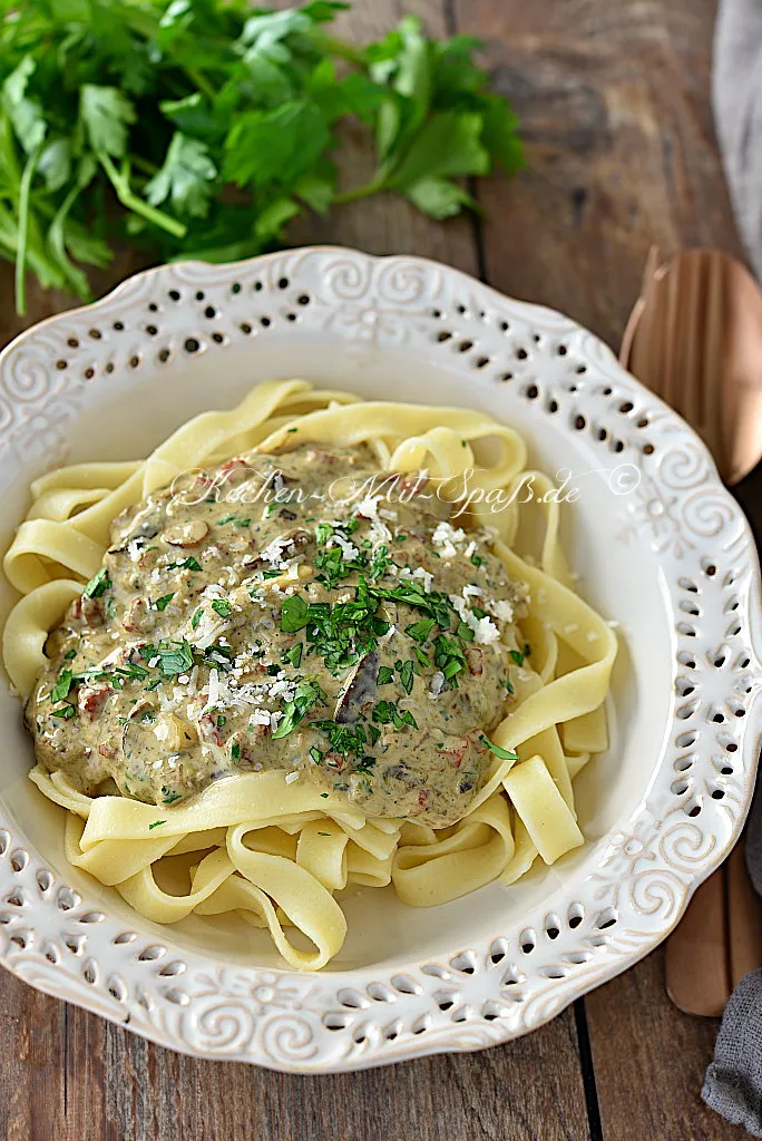 Tagliatelle mit frischen Waldpilzen und Speck