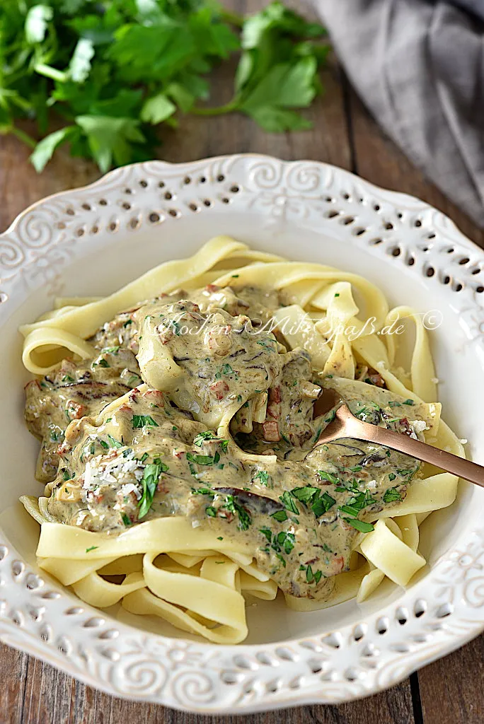 Tagliatelle mit frischen Waldpilzen und Speck