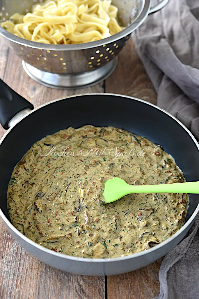 Tagliatelle mit frischen Waldpilzen und Speck