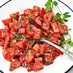 Tomatensalat mit Zwiebel