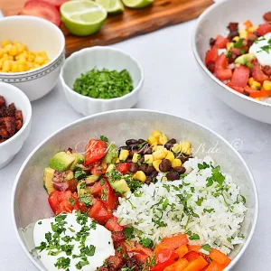 Mexikanische Bowl mit Chorizo und Guacamole