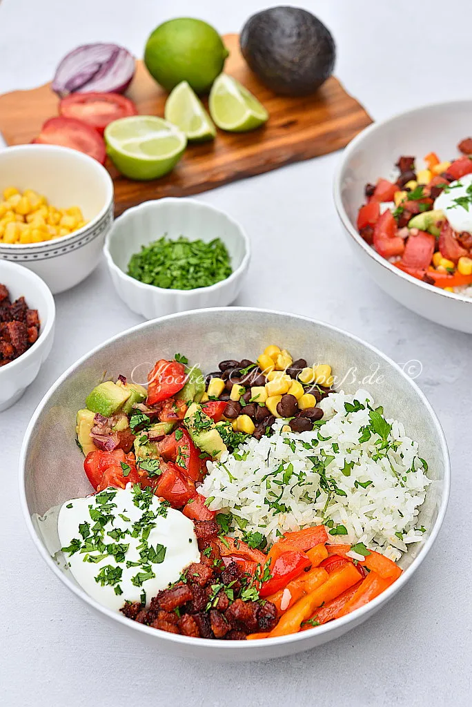 Mexikanische Bowl mit Chorizo und Guacamole