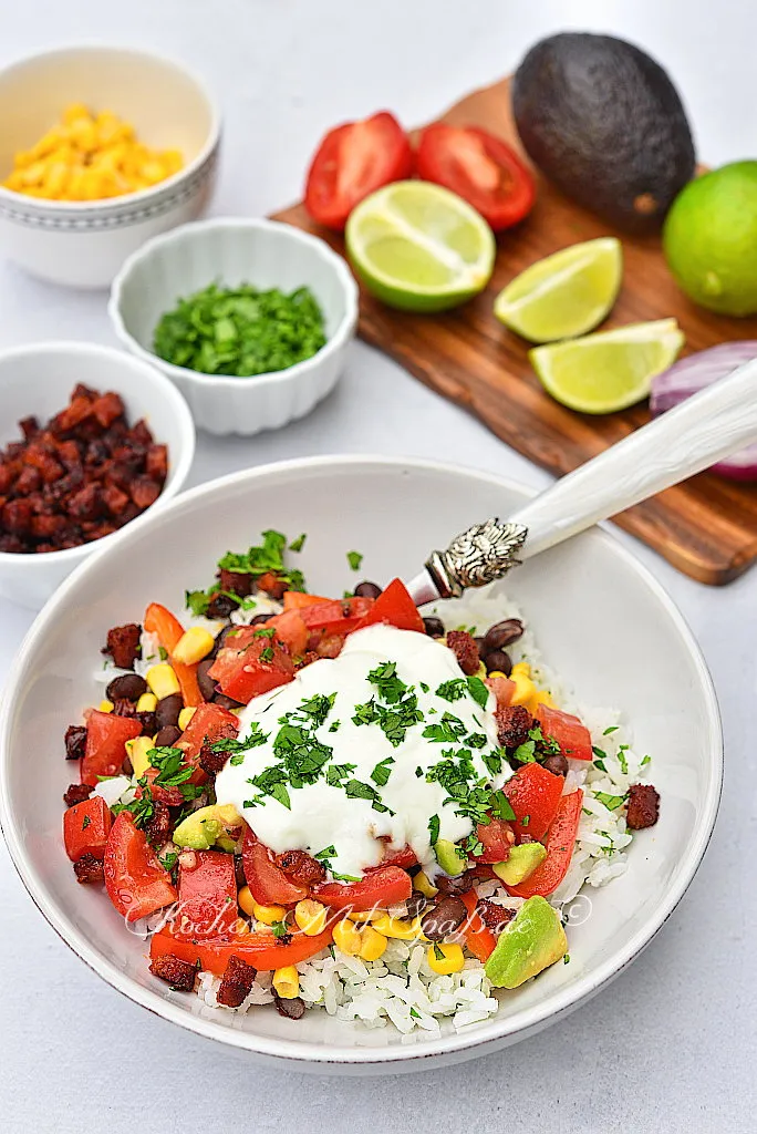 Mexikanische Bowl mit Chorizo und Guacamole