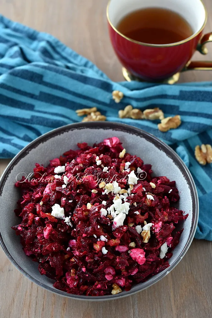 Rote-Bete-Salat mit Feta und Nüssen