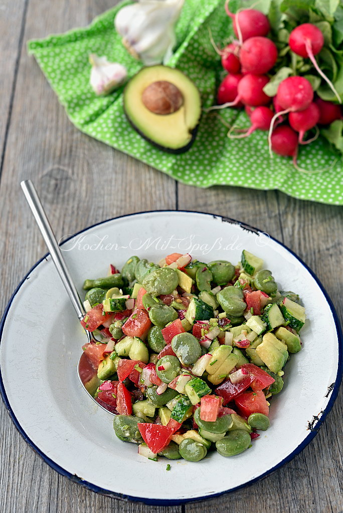 Leichter Saubohnen-Salat mit Gurke, Tomate und Avocado