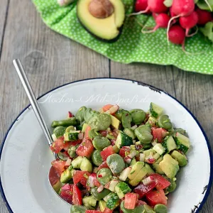 Leichter Saubohnen-Salat mit Gurke, Tomate und Avocado