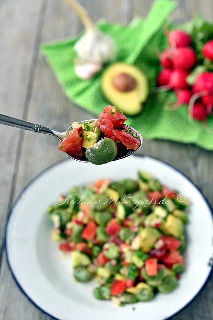 Leichter Saubohnen-Salat mit Gurke, Tomate und Avocado