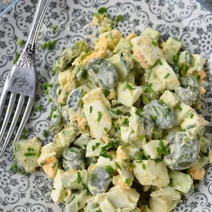 Saubohnen-Salat mit Eiern, Gurke und Avocado