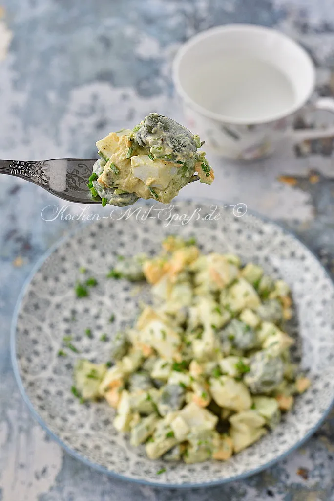 Saubohnen-Salat mit Eiern, Gurke und Avocado