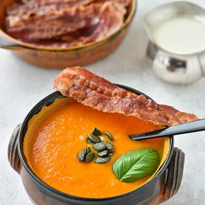 Kürbiscremesuppe mit geröstetem Gemüse