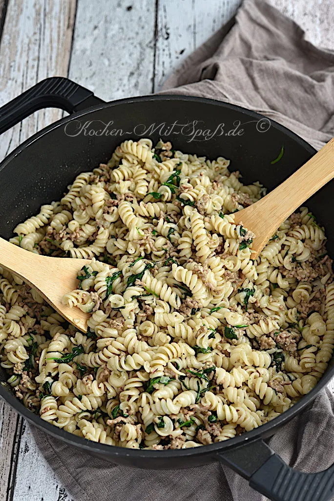 Nudeln mit Hackfleisch und Spinat